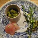花のサラダ、グリンピースの煮凝り、昆布〆。