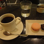 デカダンス ドュ ショコラ - コーヒーと本日のショコラ（700円）＋マカロン（フランボワーズ）