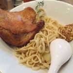 つけ麺 五ノ神製作所 - シャラン鴨もものコンフィとあっさり鴨赤ワインスープ。食べてる最中.鴨さんどいて