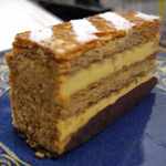 アカシエ - ザクザクとしたパイ生地とクリームを挟んだミルフィーユトラディションは
      パイ生地自体が大変香ばしいことや、中のクリームにバニラビーンズが仕込まれている事で
      甘く食べごたえもしっかりとあります。