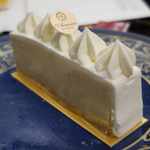 アカシエ - フローマージュ・クリュは、酸っぱ過ぎない程度にさっぱりとした味わいの
      チーズケーキで、クリーム部分、チーズ部分共に柔らかく滑らかなのが特徴です