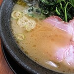 横浜家系ラーメン 三郷家 - バランスが良く、少し醤油が主張するスープ。