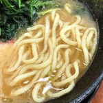 横浜家系ラーメン 三郷家 - 大橋製麺多摩の中太麺。