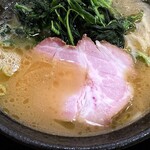横浜家系ラーメン 三郷家 - チャーシューはスモーク。