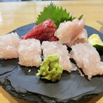 四谷 うえ村 - 鱧、でか！多っ！後ろは左が鯨の尾の身、右が天然の鰤♡ぜんぶンメ〜♡！！