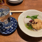 家庭的料理居酒屋 しろとくろ - お通しはがんもどきと鱈の炊き合わせ