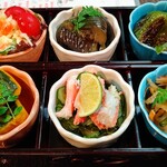 Kateiryouriusagi - おばんざい全種盛り！
                        左奥：ポテトサラダ、なすび田舎煮、ピーマン肉詰
                        左手前：南京煮、カニ酢、五目きんぴら
                        どれも美味しいけど、五目きんぴらが一番印象に残った！