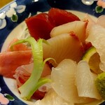 Kimpachi Sushi - 新鮮さ抜群。種類豊富でてんこ盛りな刺身は必食！トロまで入ってました！