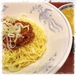 上海餃子 りょう華 - 激辛四川麺。スープをかけながらいただきます