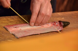 Echigoya - 岡山県児島湖産天然青鰻を串刺し