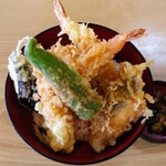 Teradomarichuuousuisammarunaka - 天丼は、えび天が３本、魚天、野菜天とう盛りだくさん