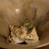 il tram - ブラータチーズとシャインマスカット
                    マリネしたシャインマスカットとアーモンドを一緒にブラータチーズといただきます。
                    マスカットの甘み、アーモンドの油脂と食感にフレッシュ感、文句なしに美味しいです♪