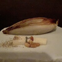 il tram - チコリとゴルゴンゾーラ
                      じっくり1時間火を入れたチコリがしんなりと、苦味と甘みが混在する中ゴルゴンゾーラの癖の強い香りとコクが重なり、癖になる味わいなのです。
                      松の実がいいアクセントです。