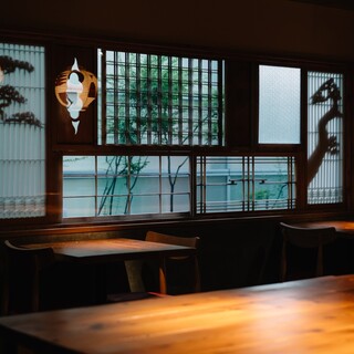 内装は大人の雰囲気で四季折々の料理と空間をお楽しみ頂けます。