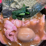 家系総本山 ラーメン 吉村家 - スライサーで切り出された、薄ピンク色のチャーシュー