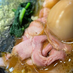家系総本山 ラーメン 吉村家 - 醤油豚骨スープの温度で徐々に火が入るチャーシュー