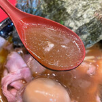 家系総本山 ラーメン 吉村家 - スープの上層で水玉模様状に分離した鶏油