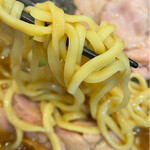 家系総本山 ラーメン 吉村家 - (株)酒井製麺さんの軽いウェーブな低加水短尺平打特注麺