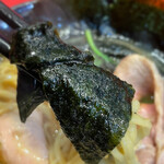 家系総本山 ラーメン 吉村家 - 板海苔で包まれた麺