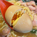 家系総本山 ラーメン 吉村家 - 固めに茹でられた味玉