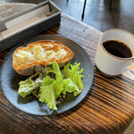 Nui. HOSTEL & BAR LOUNGE - チーズトースト600円 コーヒー450円