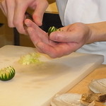 与志福 - いとも簡単にゆず釜ならぬ酢橘釜をつくられていきます。手がきれい