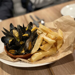 タベルナ・バルボーネ - ムール貝の黒コショー・バター蒸しとフレンチフライ