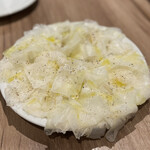 タベルナ・バルボーネ - 洋梨とペコリーノロマーノチーズのカルパッチョ