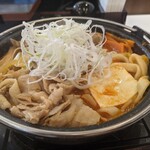 吉野家 - 肉・あさり・豆腐・うどん・ネギ・ニンジンが入ってて、めっちゃ辛いわ〜(^^)