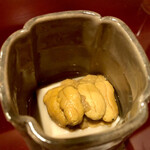 多仁本 - 一皿目　濃厚な胡麻豆腐にこれ又濃厚な雲丹