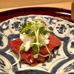 多仁本 - 中トロの下には大トロが…少し濃い漬け醤油が美味しい。山芋とカイワレがいいバランスを取っています