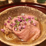多仁本 - 山形牛の下には平茸と何やらの麺が　肉汁と出汁が絡んだ麺は堪らなく旨い