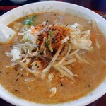 進来軒 - 味噌ラーメン(胡椒、七味唐辛子いっぱい)