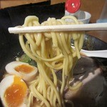 麺屋 ふじ田 - 平打ち麺でプツプツとした歯切れの良さが特徴。