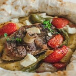 ギリシャ家庭料理 フィリ - ラム肉と野菜にニンニクとハーブを効かせたソースに漬けこみ、じっくりとオーブンで焼くギリシャの伝統料理