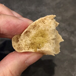 VANNO - パンにオリーブオイルを垂らして