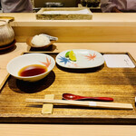 日本橋 蕎ノ字 - ◎天つゆと大根おろし、塩とレモンが置かれている。