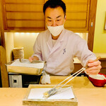 日本橋 蕎ノ字 - ◎揚げたての白魚の天ぷらを皿に置いていく。