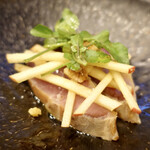 VANNO - 燻製寒鰤のカルパッチョ 林檎と胡桃のサラダ添え