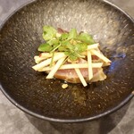 VANNO - 燻製寒鰤のカルパッチョ 林檎と胡桃のサラダ添え