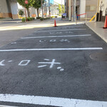 炭焼うな富士 - マンション前の駐車場は全てカフェのものです