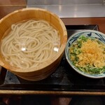 丸亀製麺 - 釜揚げの特盛とてんこ盛りのネギに天かす