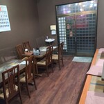 中華料理 景福 - 清潔感のある店内