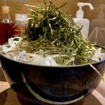 Nikusoba Suzuki - 海苔、ネギ、胡麻、肉がうず高く盛られています