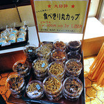 Hayashiya Kawazakanaten - さまざまな川魚類の加工品が並んでいます（食べきり丸カップ）