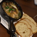 ワインバー バッカス - 海老ときのこのアヒージョ（９５０円）２０２１年１０月