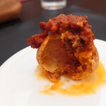 ベルエキップ - 瑞浪ボーノポークのラグーの断面
      サクッとしたシューの上と中にボーノポークのラグー。優しいミートソースの味わいで美味しい！