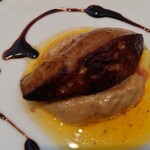 ベルエキップ - 究極のフォアグラのシリーズの一つ（新作）のアップ
      下はうなぎの蒲焼き風のソース
      クリーミーなソースととろける味わいのフォアグラが合ってるねえ！
      これは旨い！