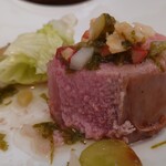 ベルエキップ - 肉のサラダ　子羊ロースの芯の断面
      かなり柔らかなお肉！
      酸味はワインビネガーなのかな？
      サッパリと子羊ロースと野菜が頂ける。
      やわらかいお肉の中でホッキ貝の食感も面白い！