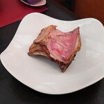 ベルエキップ - くり抜かれた後の子羊のロース部分
      シェフさんもお肉の味見をしてる。
      シェフさんは趣味の延長で料理を楽しまれている印象なんだよね